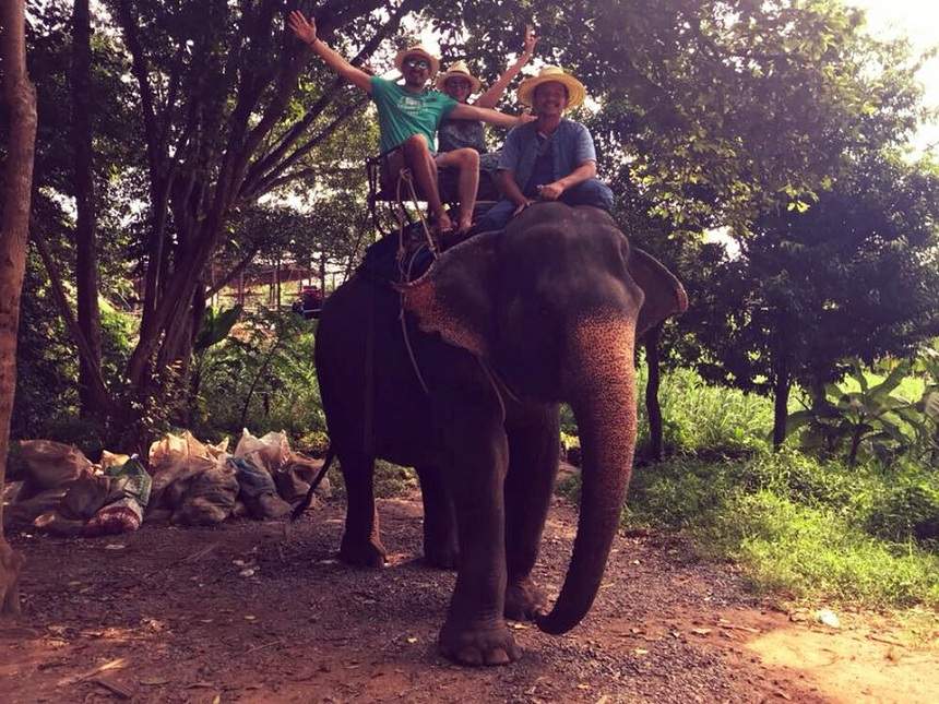 Fotografie de colecție cu Mara Bănică, din vacanța din Thailanda! S-a pozat pe elefant