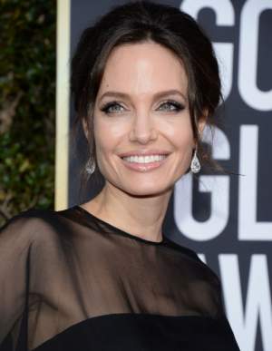 FOTO / După ce a apărut piele şi os, Angelina Jolie a decis să se schimbe! Transformarea e uluitoare