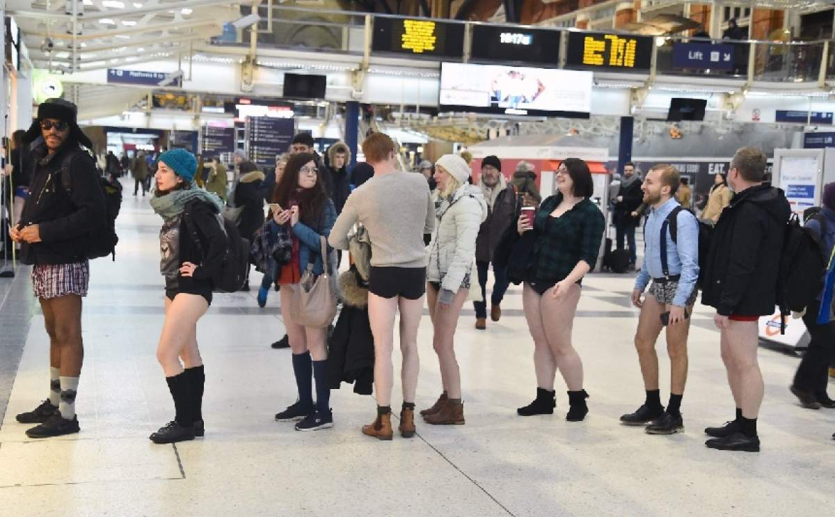 FOTO / Ziua fără pantaloni la metrou! Sute de oameni au mers în lenjerie intimă