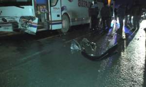 FOTO / Şofer aruncat prin parbriz, după ce s-a izbit cu maşina de un autocar! Imagini şocante