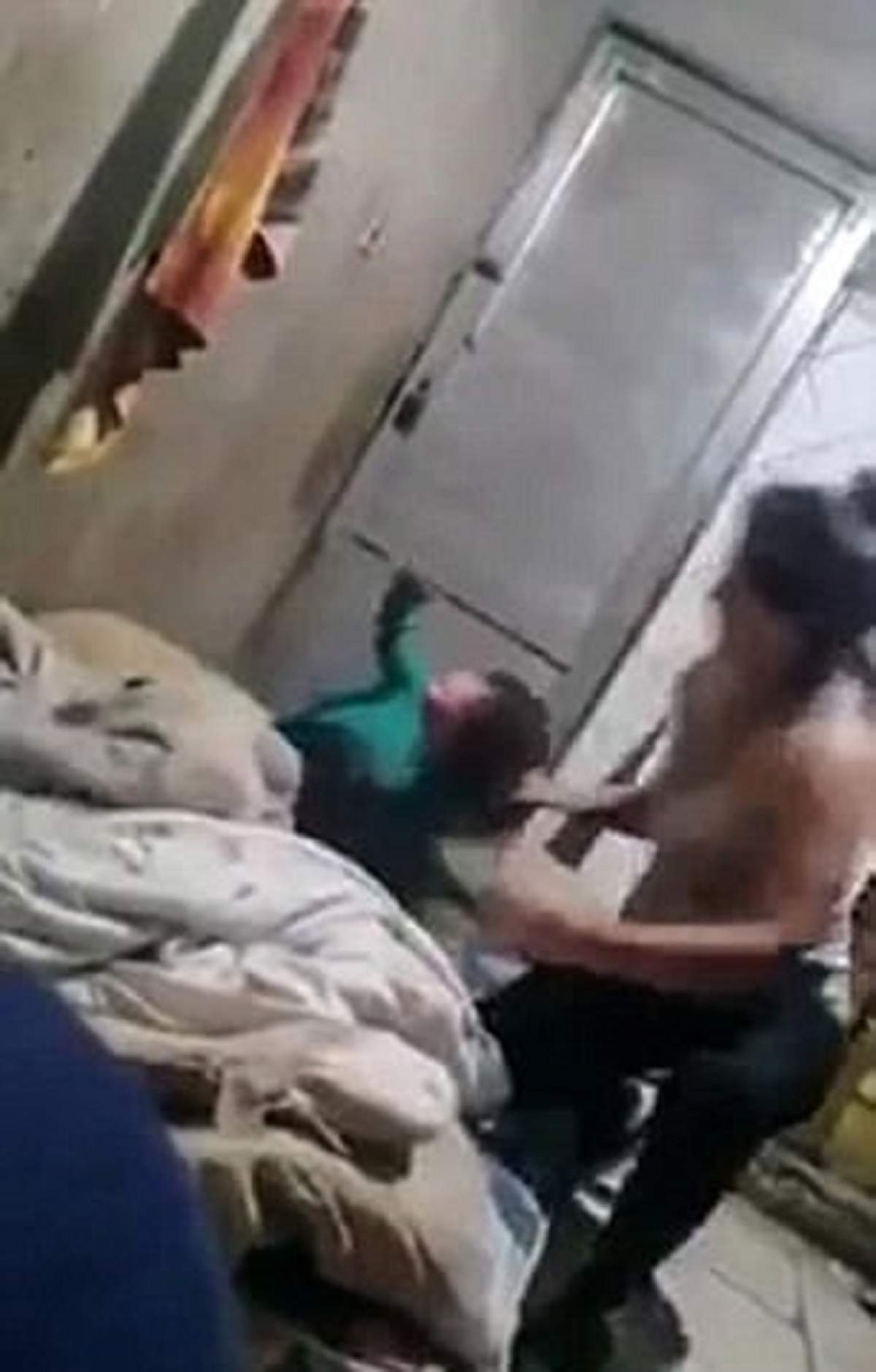VIDEO / O fetiţă de trei ani, bătută cu bestialitate de mama sa! Motivul pentru care este lovită este năucitor