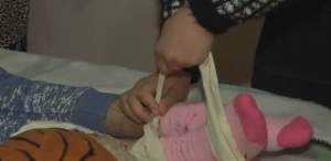 VIDEO / Caz tulburător. Băiat legat de mâini şi de picioare de propria bunică
