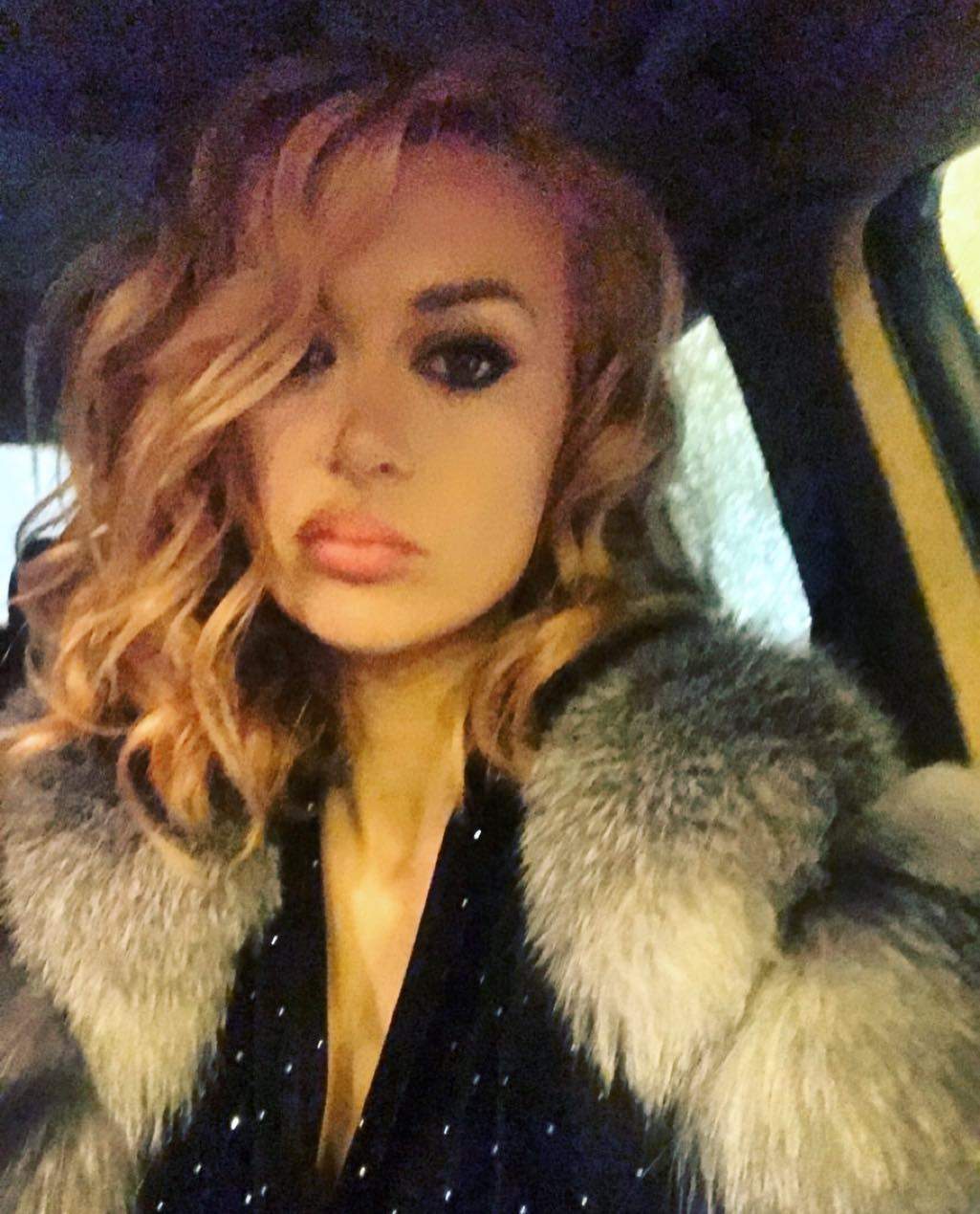 Denisa Tănase, nou an, nouă relație, nou look! "Raluca, păzea! Nu mai ești singura blondă din Bambi"
