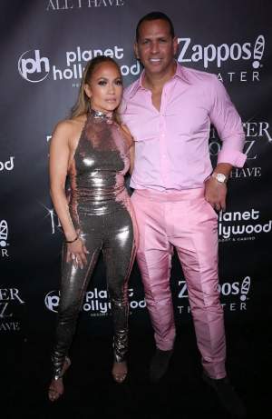 Jennifer Lopez a îmbrăcat cea mai mulată salopetă din câte există. Cum arată, de fapt, corpul divei la 49 de ani