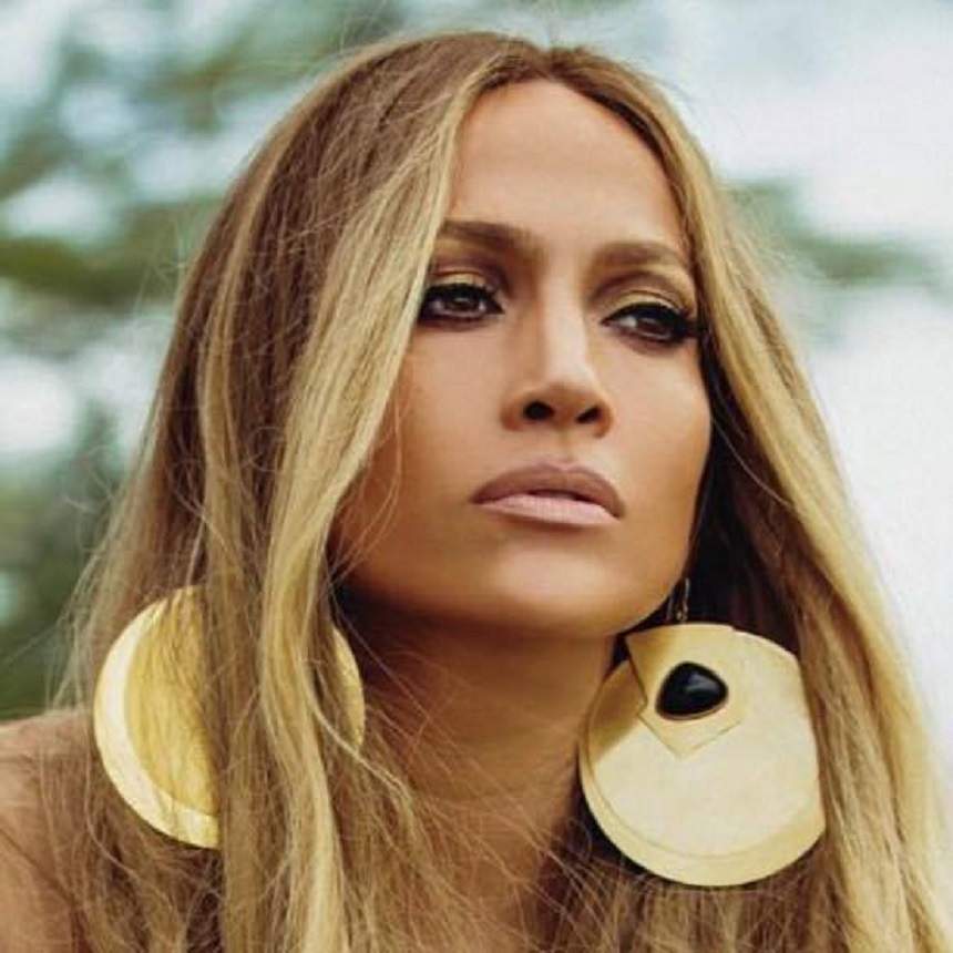 Jennifer Lopez a îmbrăcat cea mai mulată salopetă din câte există. Cum arată, de fapt, corpul divei la 49 de ani