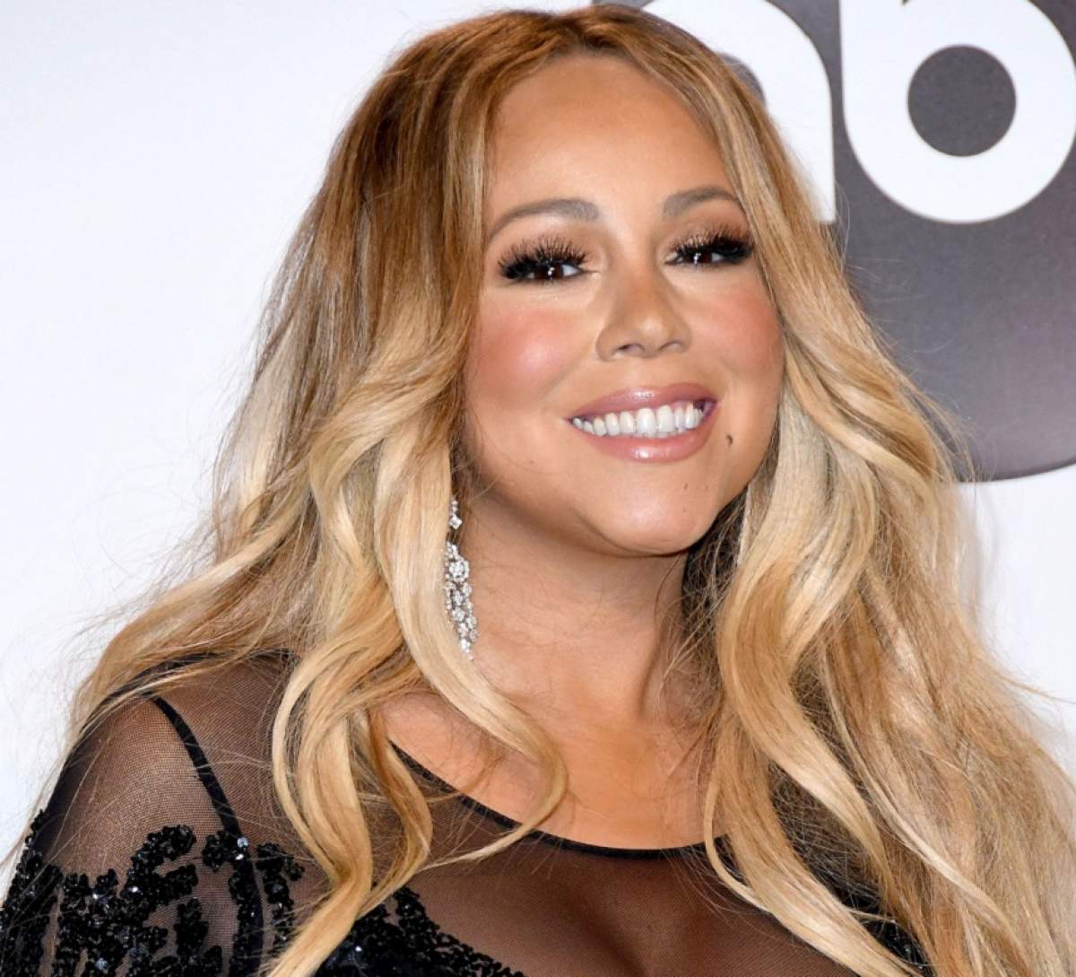 FOTO / Are aproape 50 de ani, dar e o bombă sexy! Mariah Carey s-a afișat la un eveniment cu lenjeria intimă la vedere