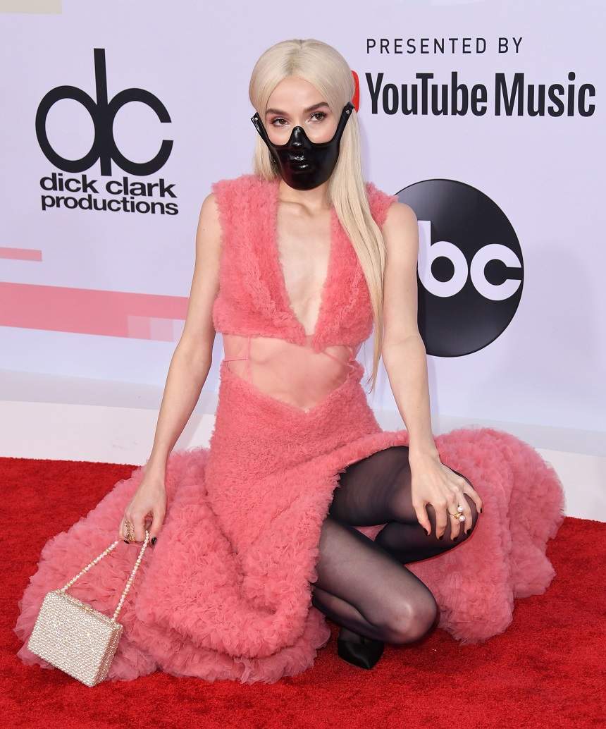 FOTO / Apariție controversată, la „American Music Awards”. O blondă celebră și-a pus masca pe față și a șocat