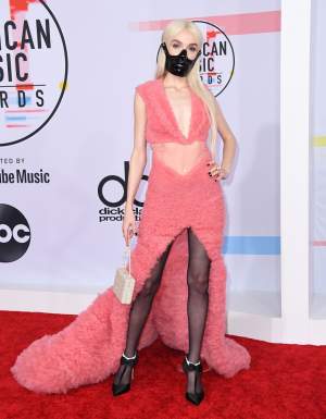 FOTO / Apariție controversată, la „American Music Awards”. O blondă celebră și-a pus masca pe față și a șocat