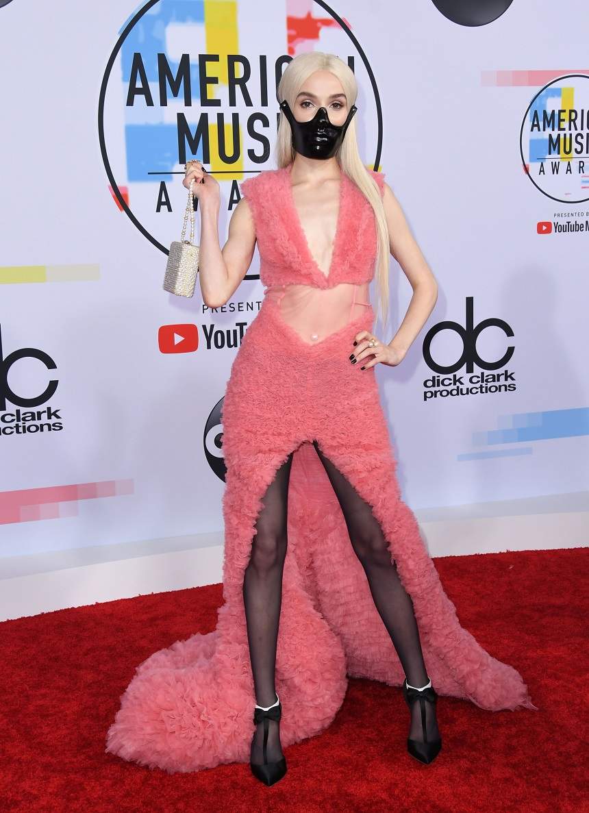 FOTO / Apariție controversată, la „American Music Awards”. O blondă celebră și-a pus masca pe față și a șocat