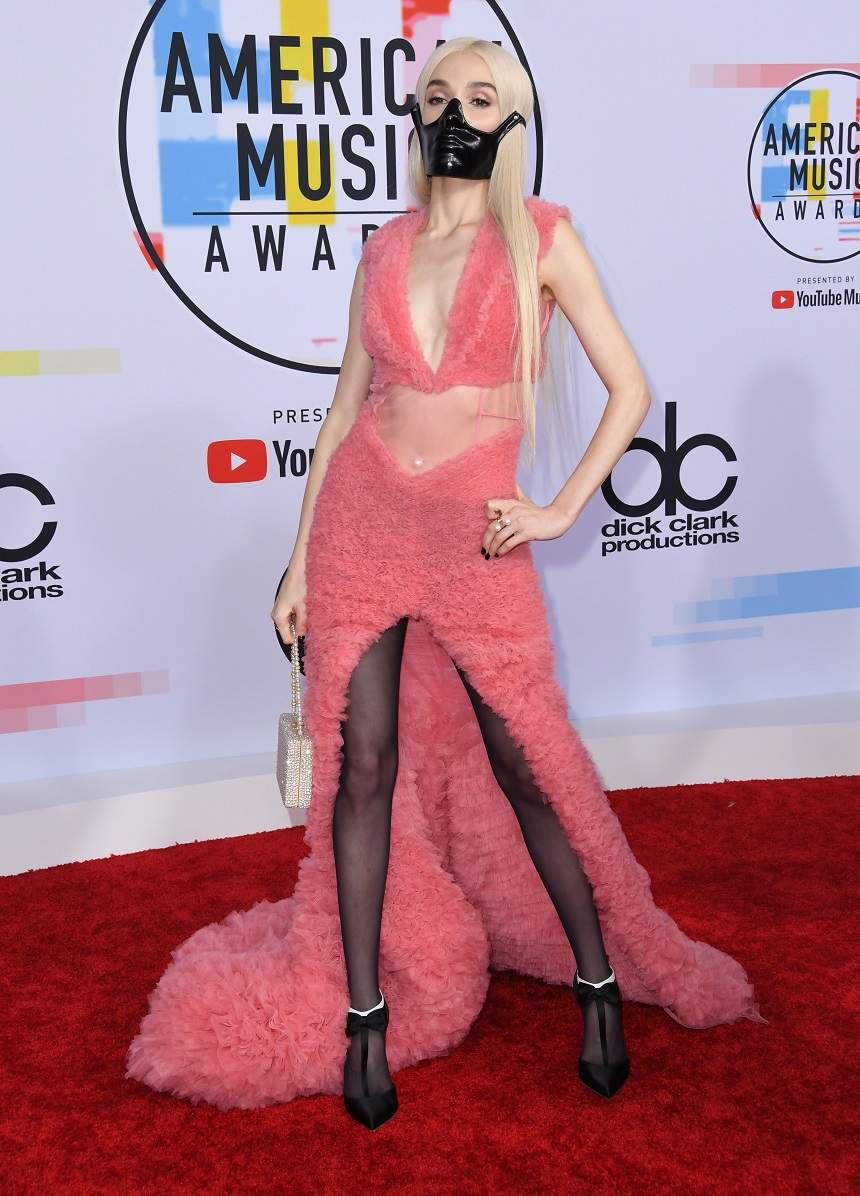 FOTO / Apariție controversată, la „American Music Awards”. O blondă celebră și-a pus masca pe față și a șocat