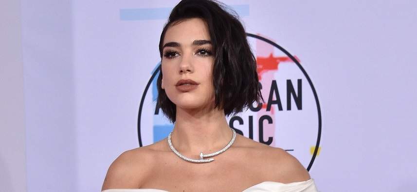 FOTO / Cel mai prost îmbrăcate vedete de la „American Music Awards”. Criticii, despre Dua Lipa: „Arată ca un tampon”