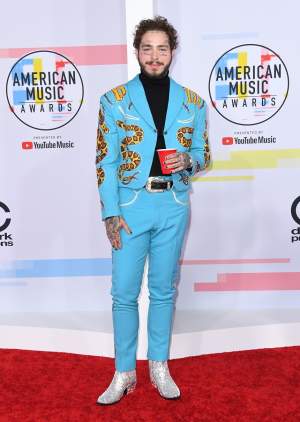 FOTO / Cel mai prost îmbrăcate vedete de la „American Music Awards”. Criticii, despre Dua Lipa: „Arată ca un tampon”