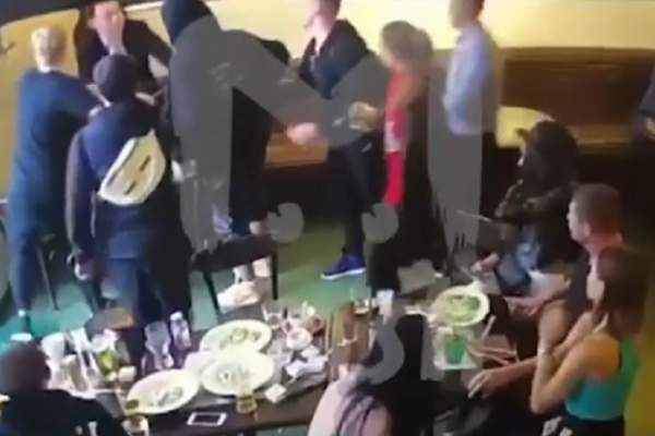 VIDEO ŞOCANT / Doi fotbalişti de top, filmaţi în timp ce loveau un bărbat! Au fost arestaţi şi vor fi daţi afară de la echipă