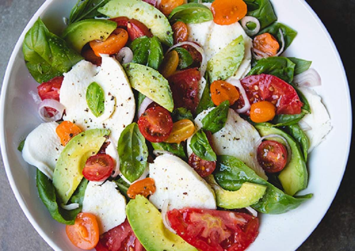 REȚETA ZILEI: Gustos și sănătos! Salată cu avocado și mozzarella