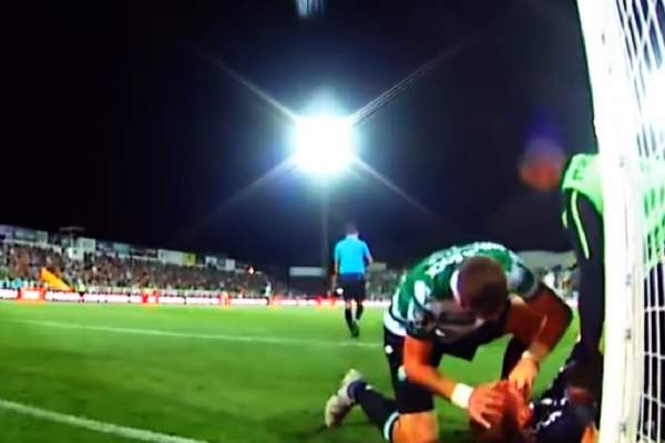 VIDEO ŞOCANT / Un fotbalist celebru, la un pas de tragedie! S-a lovit cu capul de bară şi a fost salvat de un coechipier