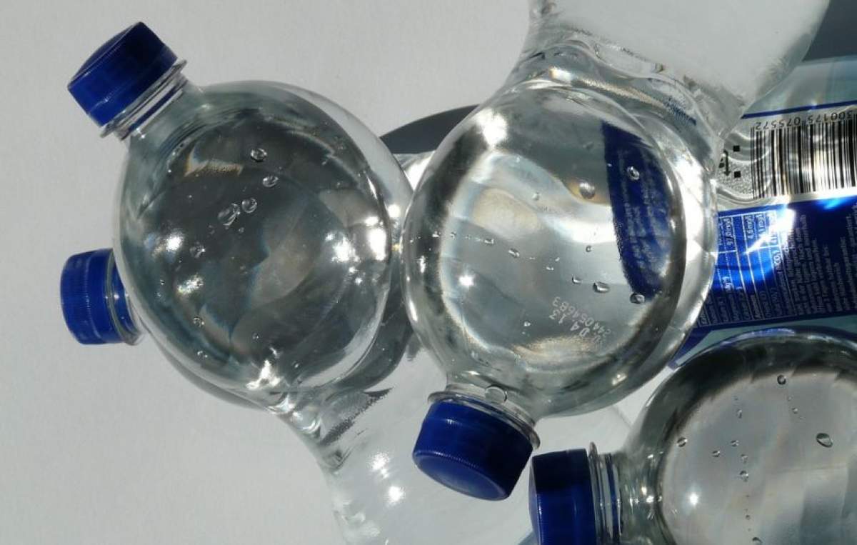 ÎNTREBAREA ZILEI: Ştii cât de periculos este să reutilizezi o sticlă din plastic?