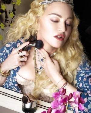 FOTO / Nu te-ai fi aşteptat ca Madonna să vândă aşa ceva. "Seamănă cu un vibrator"
