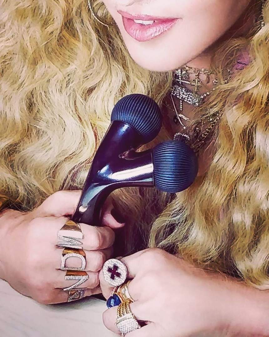 FOTO / Nu te-ai fi aşteptat ca Madonna să vândă aşa ceva. "Seamănă cu un vibrator"