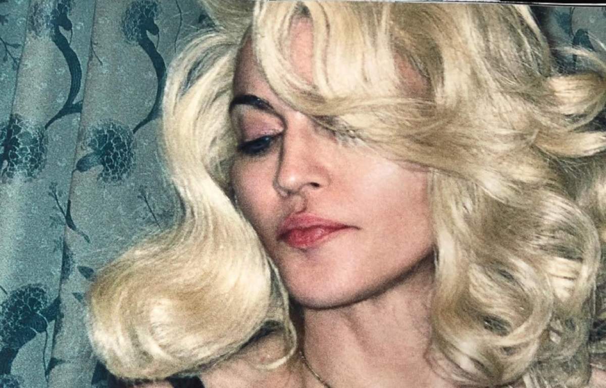 FOTO / Nu te-ai fi aşteptat ca Madonna să vândă aşa ceva. "Seamănă cu un vibrator"