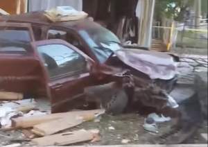 FOTO / Tragedie pe un drum din Maramureş! O maşină în care se aflau trei fraţi s-a izbit violent de o casă