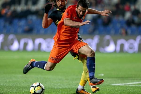 Un fotbalist celebru a declanşat un scandal imens! I-a rupt nasul unui cântăreţ, din cauza unei femei