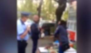 VIDEO / Tânără gravidă, săltată de poliţişti pe stradă! Femeia vindea legume şi zarzavat!