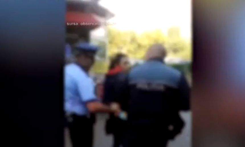 VIDEO / Tânără gravidă, săltată de poliţişti pe stradă! Femeia vindea legume şi zarzavat!