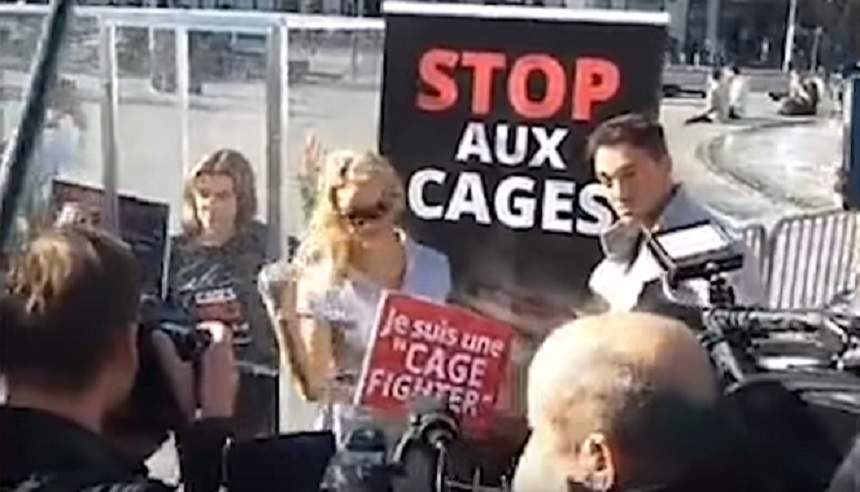 VIDEO / Pamela Anderson a fost închisă într-o cuscă de animale! Motivul este uimitor