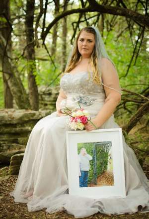 FOTO / Femeia care s-a fotografiat în rochie de mireasă alături de soţul ei mort. Este înfricoşător!
