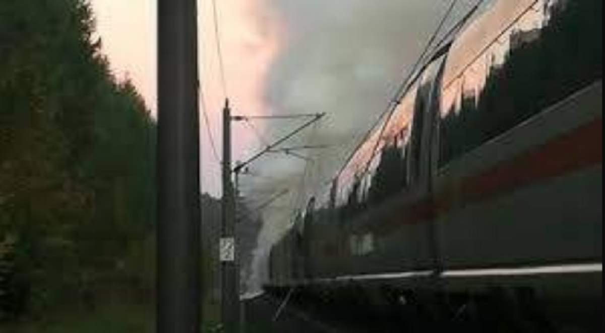 FOTO / Momente de panică pentru sute de persoane! Un tren a luat foc