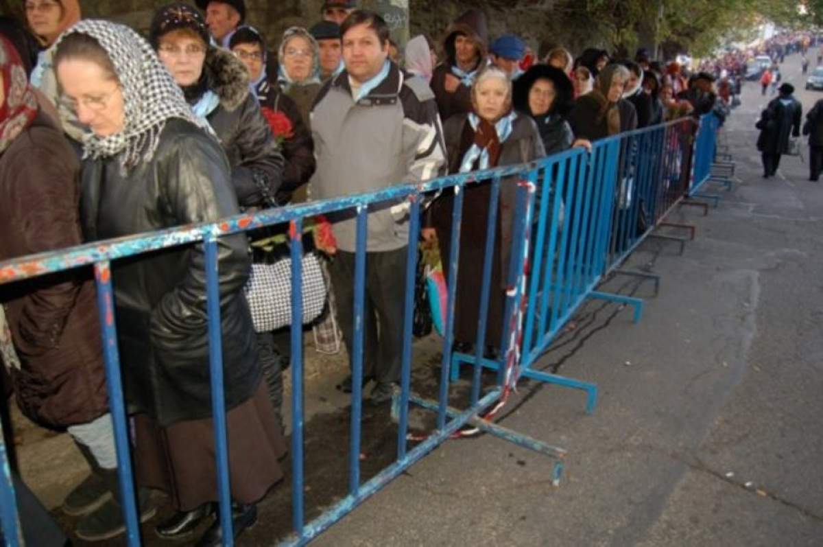 VIDEO / Coadă de 3 kilometri la Moaşte anul acesta! "O să mă ajute Dumnezeu"