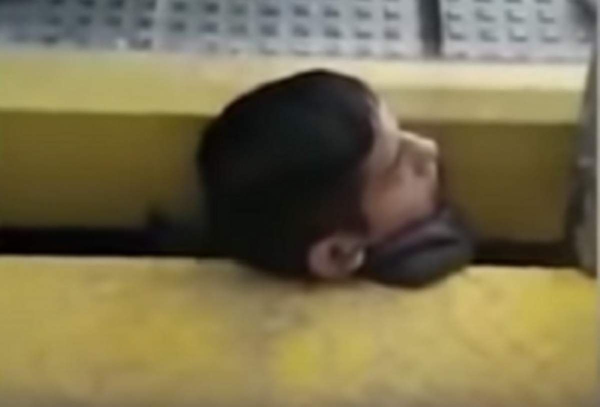 VIDEO / A rămas cu capul blocat între peron şi tren, după o căzătură. Imaginile au devenit virale