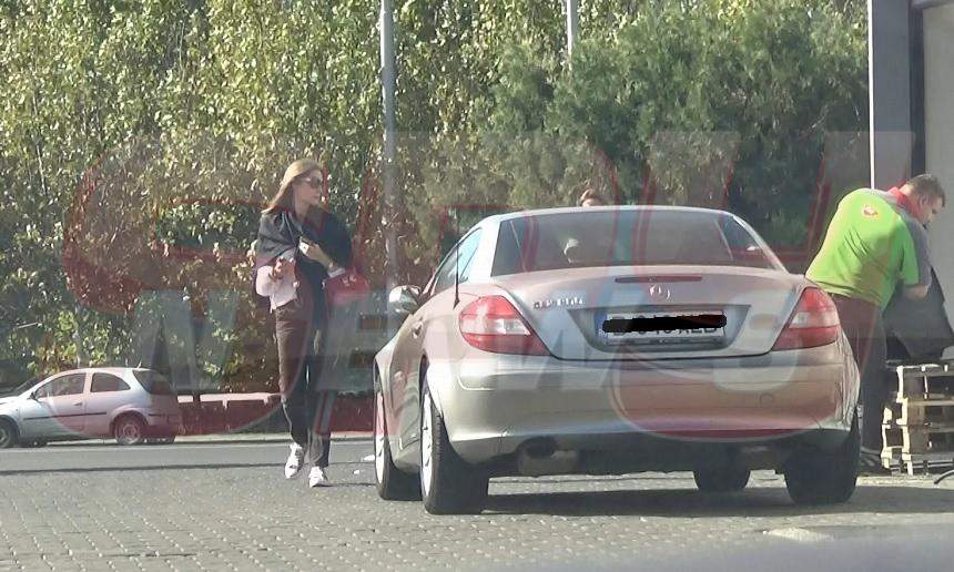 VIDEO PAPARAZZI / Când iubitu-i ocupat, Romaniţa Iovan își pune la-ncercare răbdarea! Vedeta, obligată să facă și treaba lui