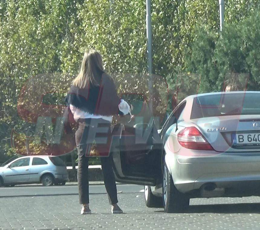 VIDEO PAPARAZZI / Când iubitu-i ocupat, Romaniţa Iovan își pune la-ncercare răbdarea! Vedeta, obligată să facă și treaba lui