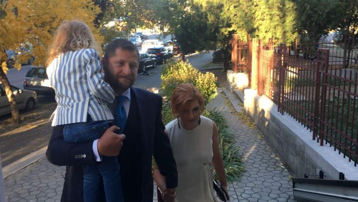 VIDEO / Cum a apărut îmbrăcată Ioana Băsescu, la botezul nepoatei sale. Toţi ochii au fost aţintiţi asupra ei