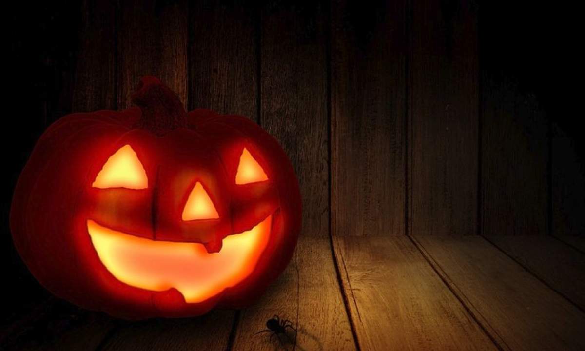 ÎNTREBAREA ZILEI! Tu ştii ce înseamnă dacă în noaptea de Halloween vezi un păianjen în casă?