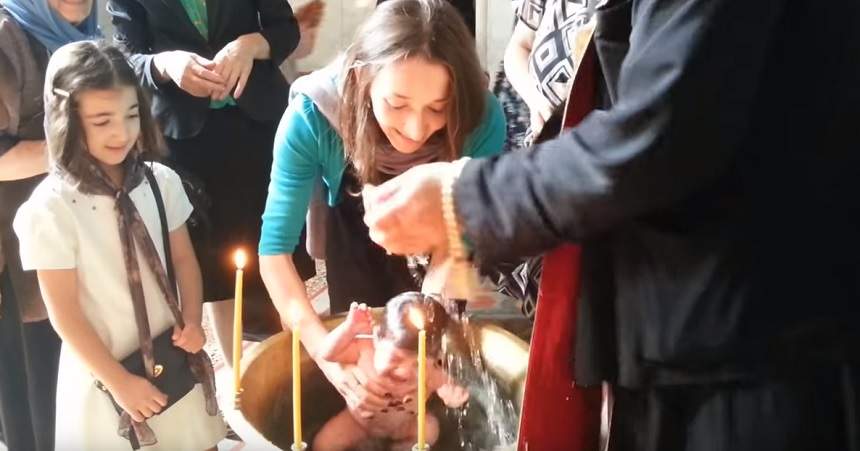 Cele mai ciudate superstiții înainte de botezul unui copil. Este sau nu bine să-i arăți fața copilului, înainte de a fi creștinat?