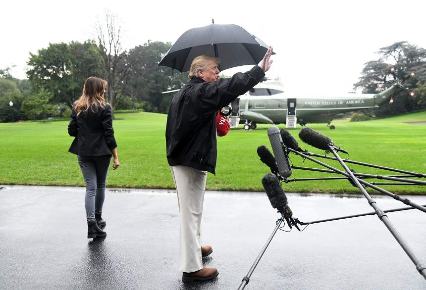 FOTO / Donald Trump, gafă de proporții, sub ochii soției sale! Cum s-a comportat cu prima doamnă a SUA, de față cu toată lumea