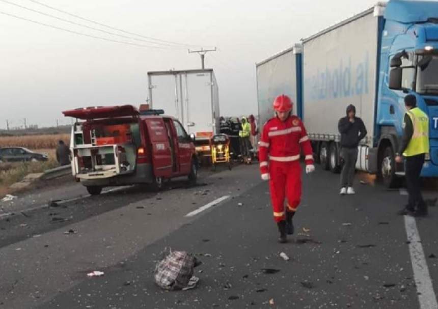 Un TIR, o autoutilitară și un tractor s-au făcut praf pe DN2! Trei persoane au fost rănite