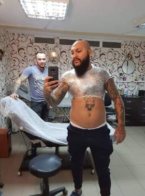 FOTO / Dani Mocanu, tatuaj nou, pe "șmecherie". Ce și-a desenat manelistul pe piept 