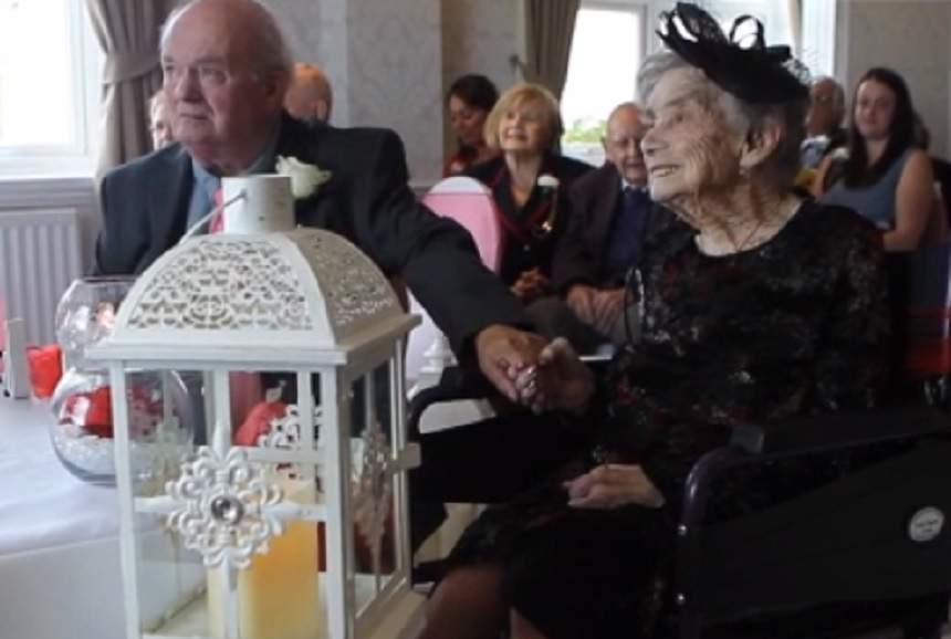 FOTO / O bătrânică s-a măritat cu alesul inimii la 100 ani: "A meritat așteptarea"