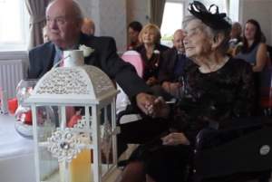 FOTO / O bătrânică s-a măritat cu alesul inimii la 100 ani: "A meritat așteptarea"