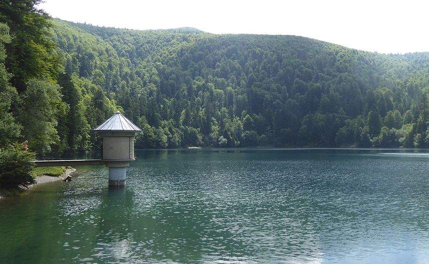 FOTO / Şi-a înecat cei doi copii şi apoi s-a sinucis, după ce soţul şi-a înscenat moartea!