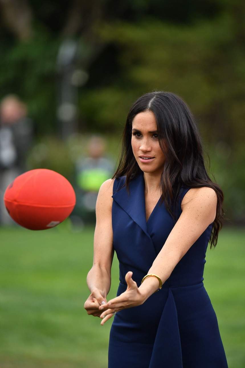 FOTO / Se vede burtica! Meghan Markle a îmbrăcat o rochie care i-a pus în valoare silueta de graviduță