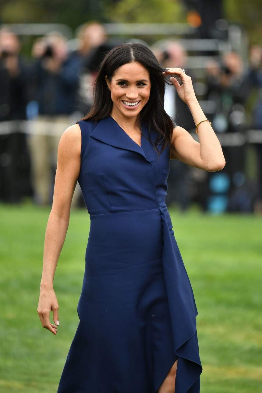 FOTO / Se vede burtica! Meghan Markle a îmbrăcat o rochie care i-a pus în valoare silueta de graviduță