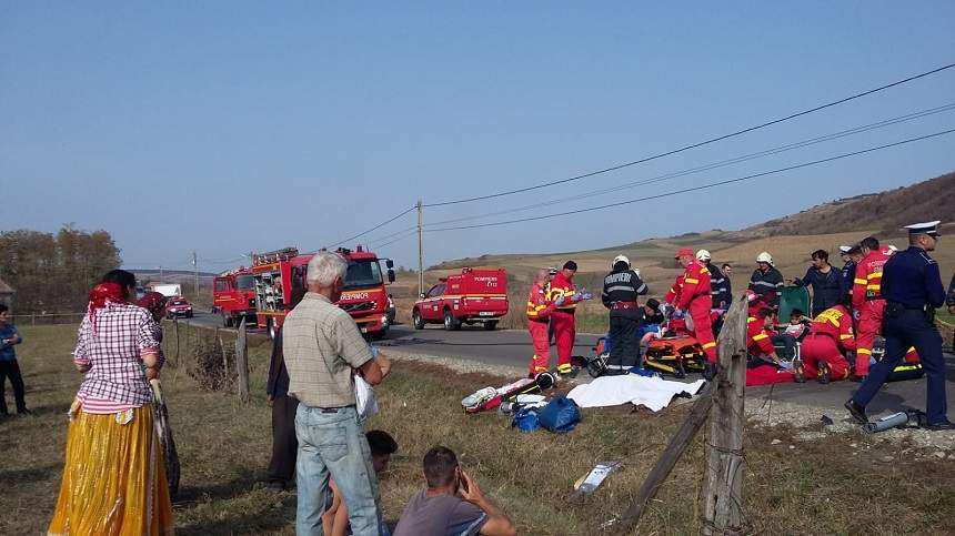 FOTO / Accident înfiorător în Mureș! O persoană a murit, iar mai mulți oameni au fost răniți. O mașină a luat foc