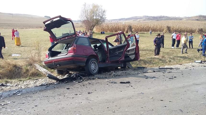 FOTO / Accident înfiorător în Mureș! O persoană a murit, iar mai mulți oameni au fost răniți. O mașină a luat foc