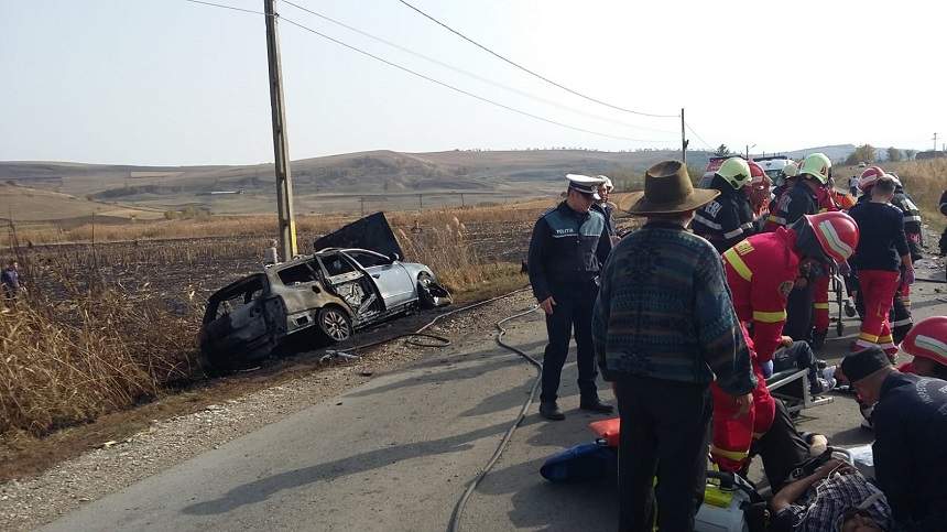 FOTO / Accident înfiorător în Mureș! O persoană a murit, iar mai mulți oameni au fost răniți. O mașină a luat foc