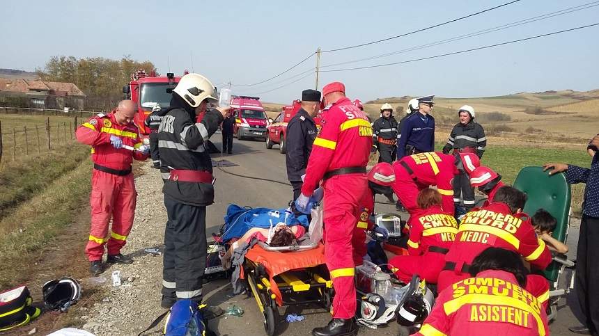 FOTO / Accident înfiorător în Mureș! O persoană a murit, iar mai mulți oameni au fost răniți. O mașină a luat foc