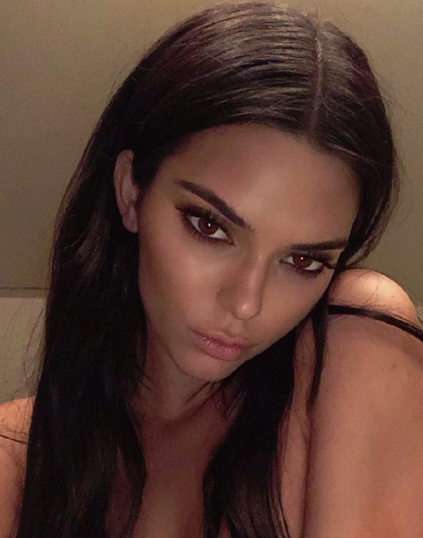 FOTO / Paznicii lui Kendall Jenner nu au fost pe fază. Un fan s-a strecurat la divă în curte. Este incredibil ce i s-a putut întâmpla